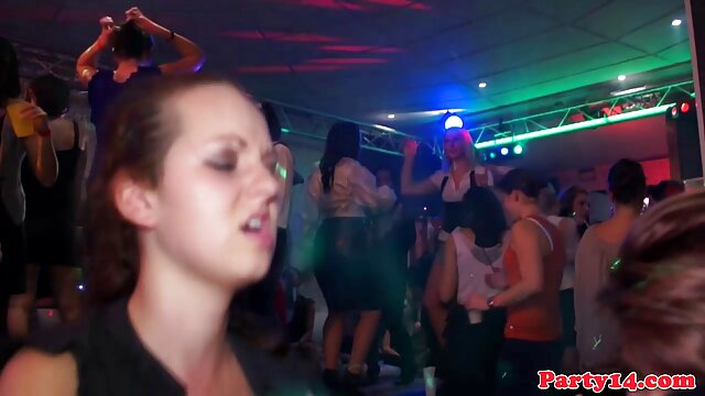 Esposo comparte esposa rubia en gangbang videosxx x en español con creampie múltiple